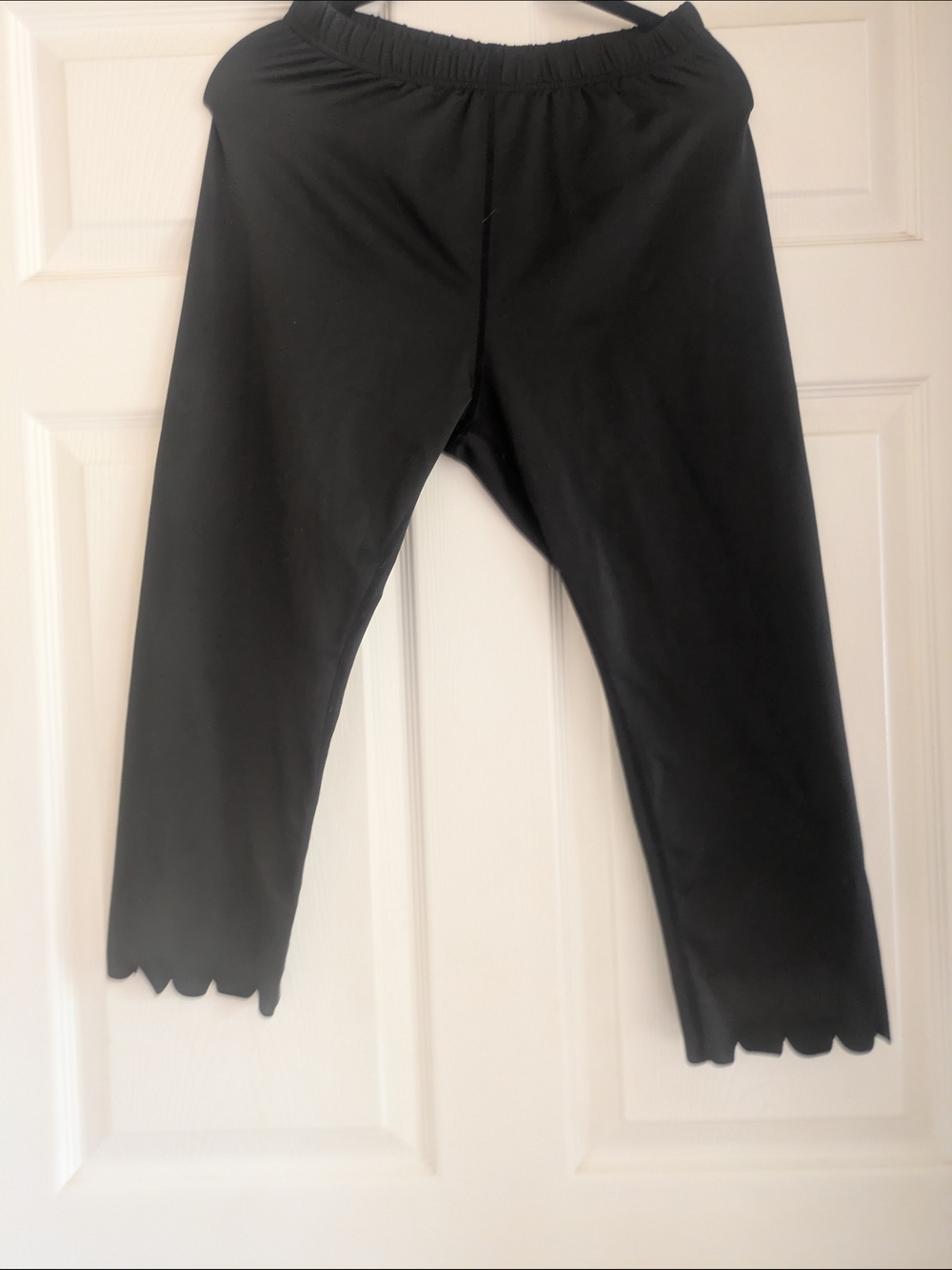 Women’s Black Scallop-Hem Capris